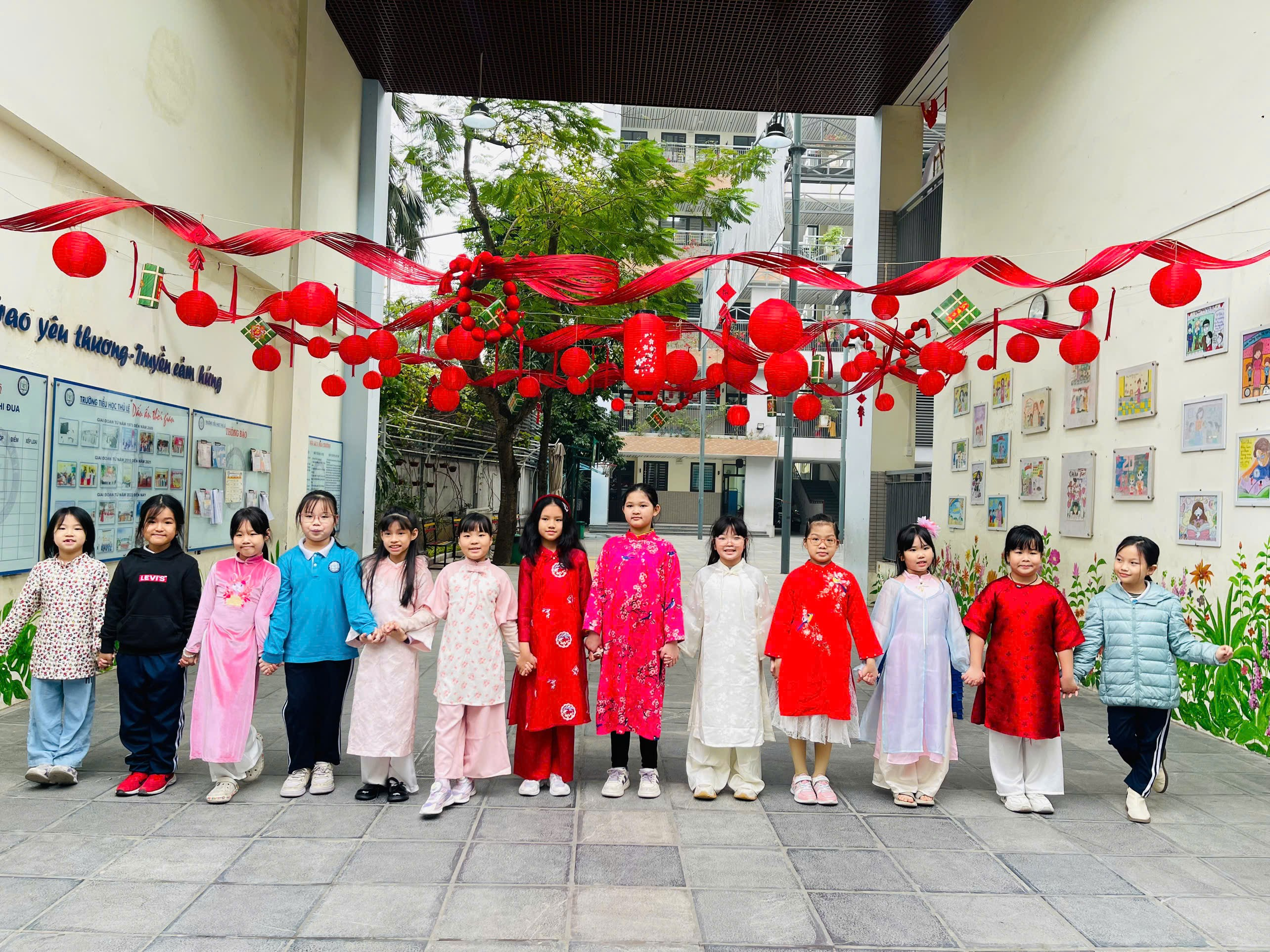 A group of children standing in a line

AI-generated content may be incorrect.