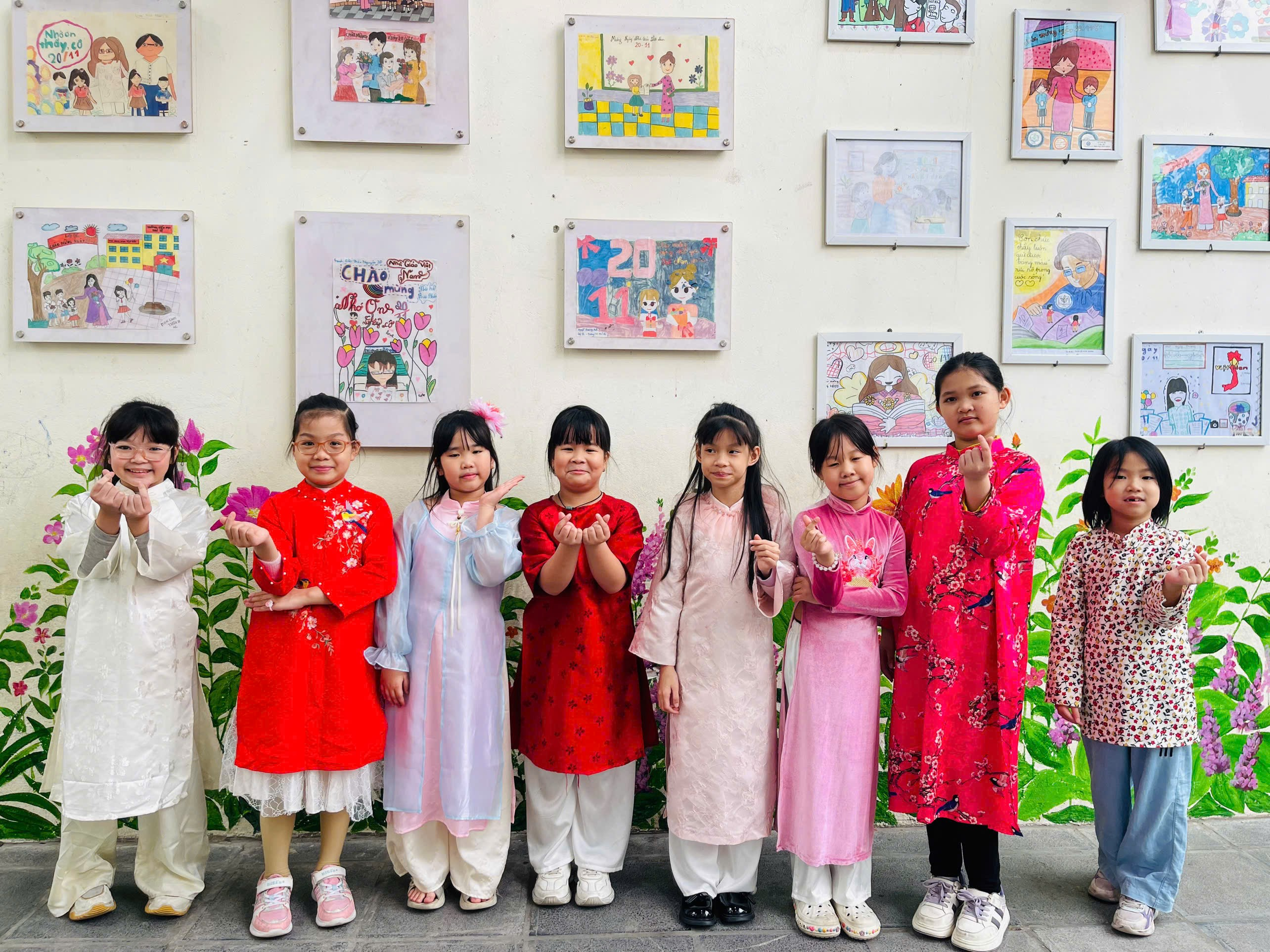 A group of children posing for a photo

AI-generated content may be incorrect.