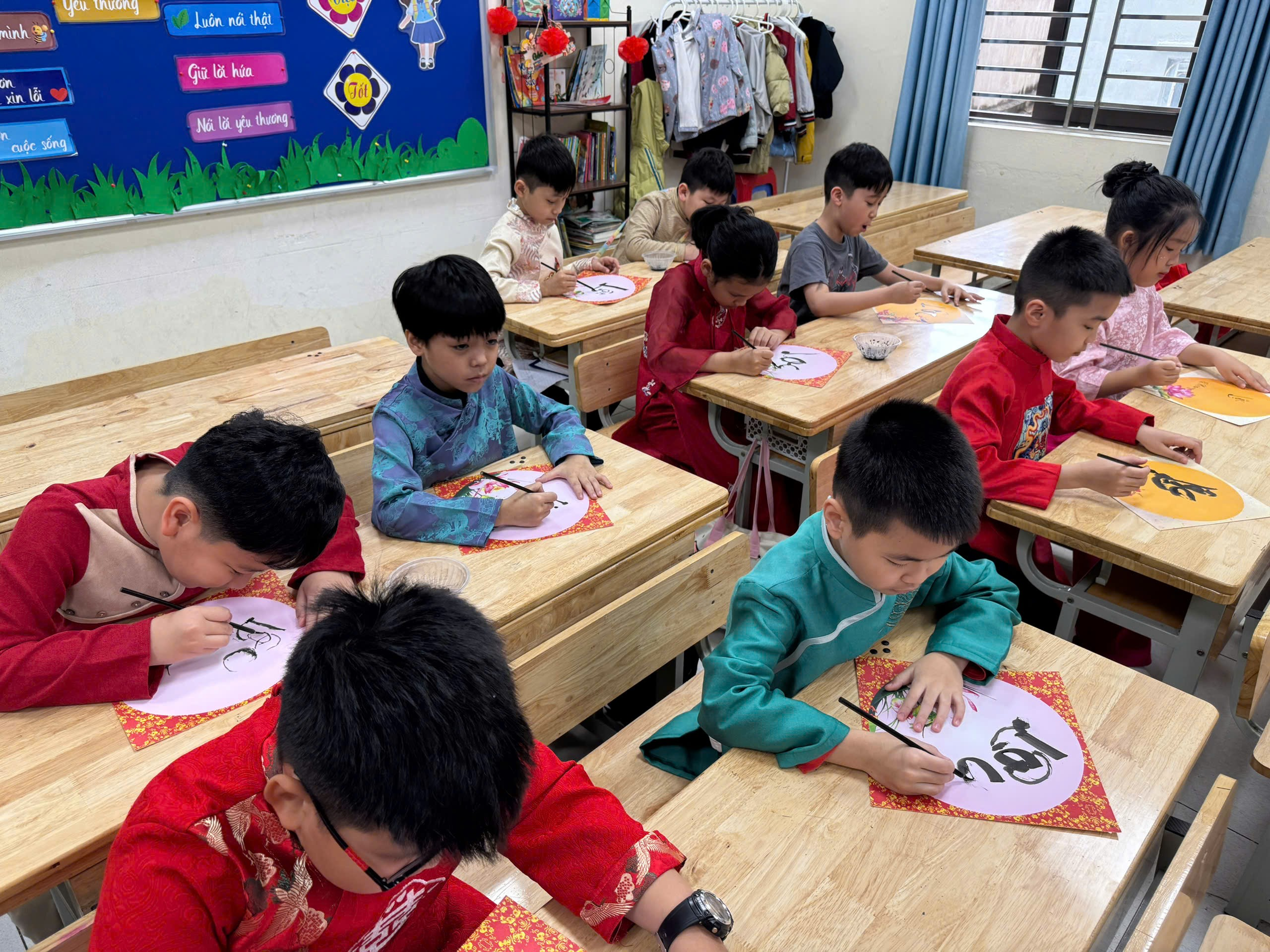 A group of children drawing in a classroom

AI-generated content may be incorrect.