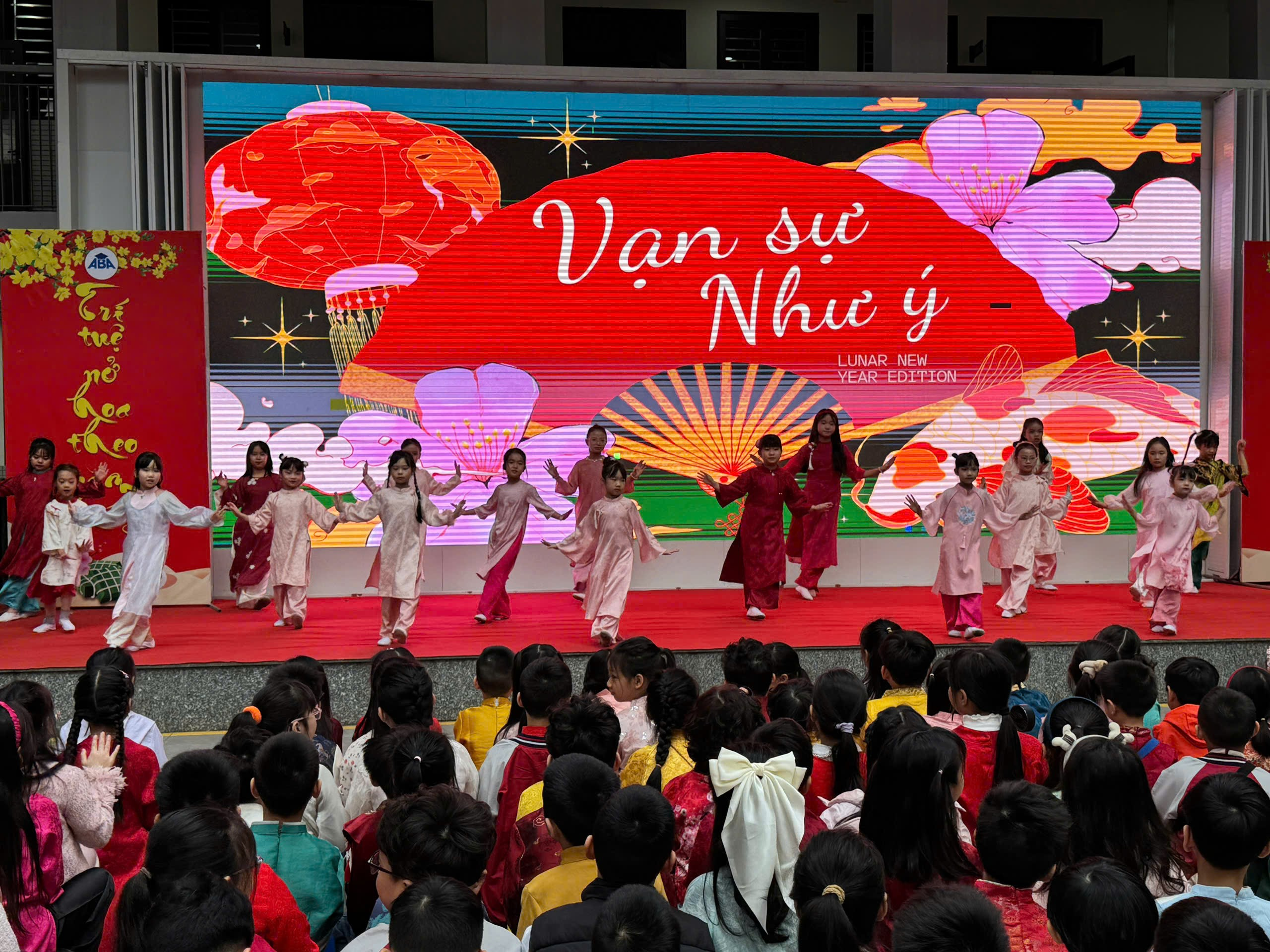 A group of children on a stage

AI-generated content may be incorrect.