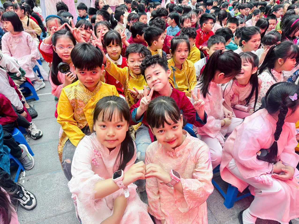 A group of children posing for a photo

AI-generated content may be incorrect.