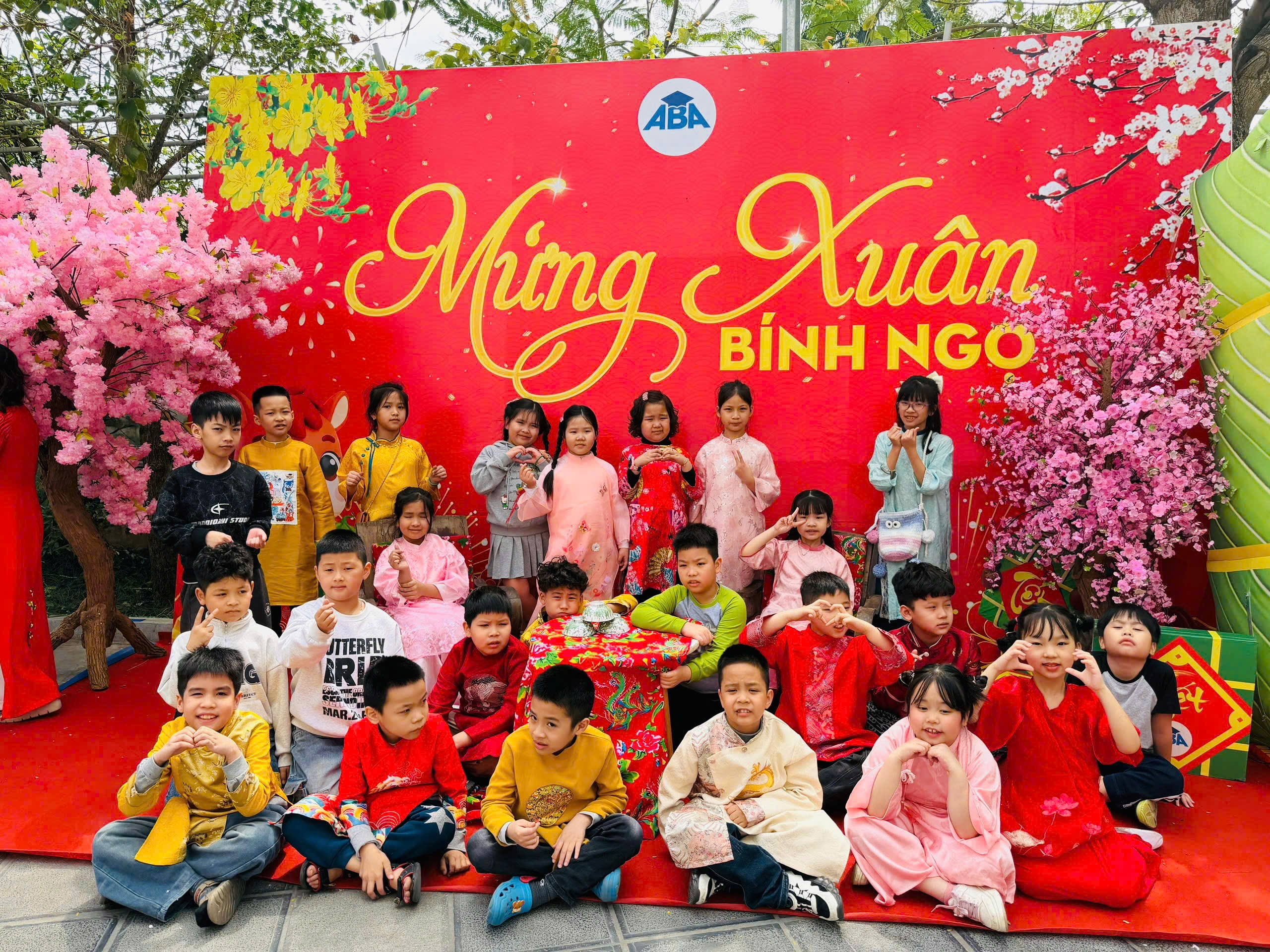 A group of children posing for a photo

AI-generated content may be incorrect.