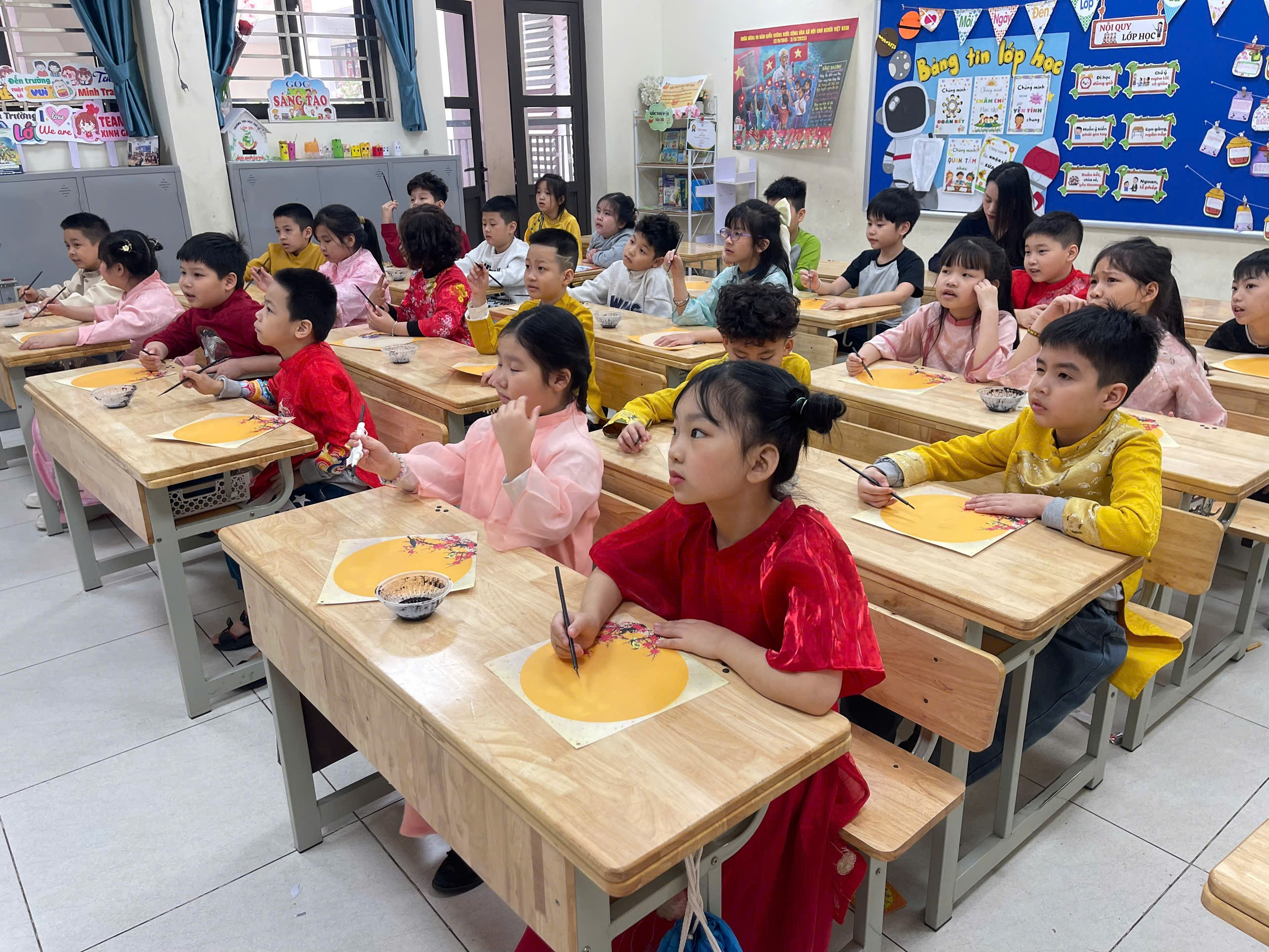 A group of children sitting at desks in a classroom

AI-generated content may be incorrect.