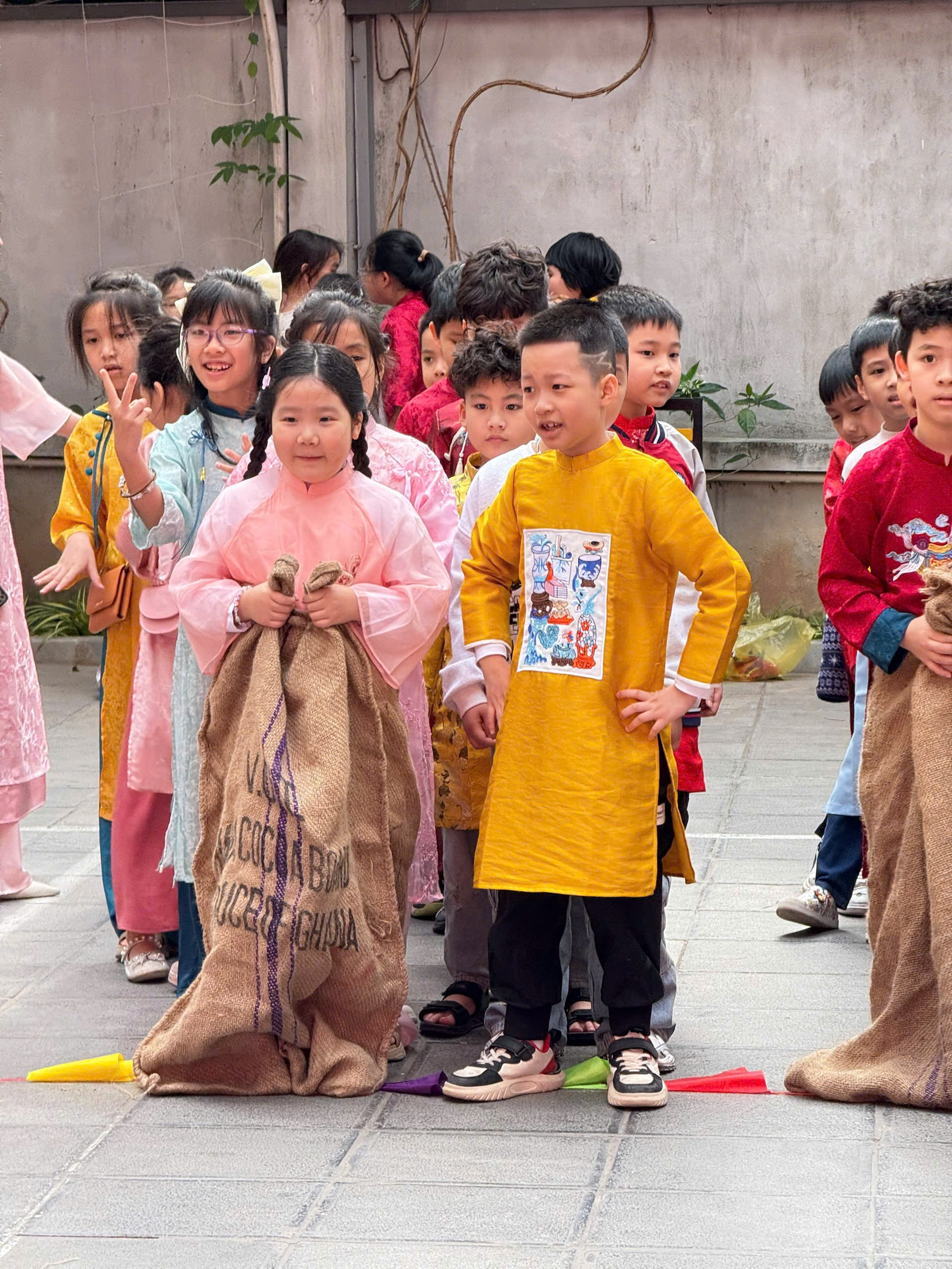 A group of children standing in a line

AI-generated content may be incorrect.