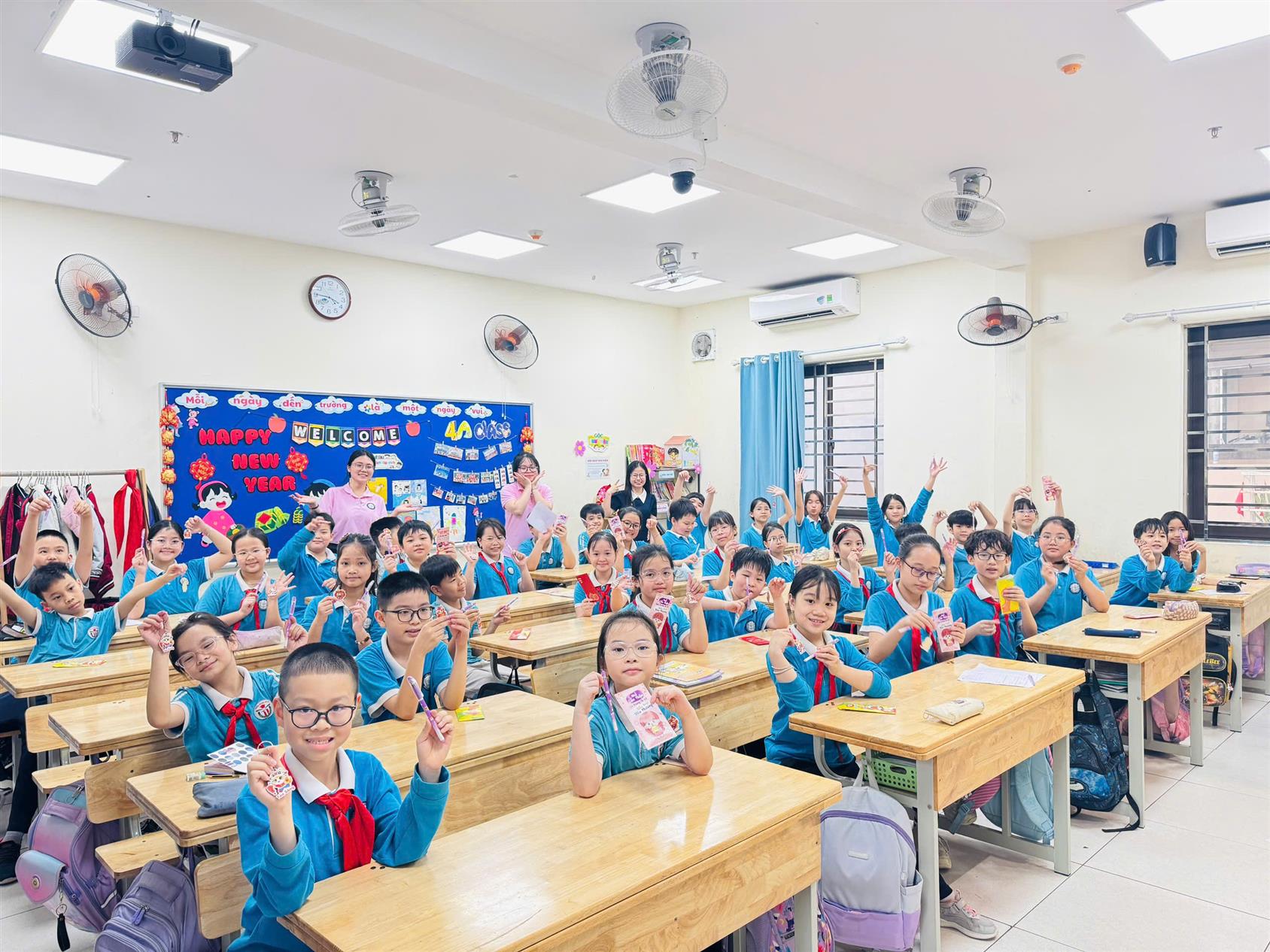 Cô trò lớp 4A chia tay các cô giáo trong đoàn giáo sinh thực tập của Trường Đại học Thủ đô Hà Nội trong đợt TTSP2