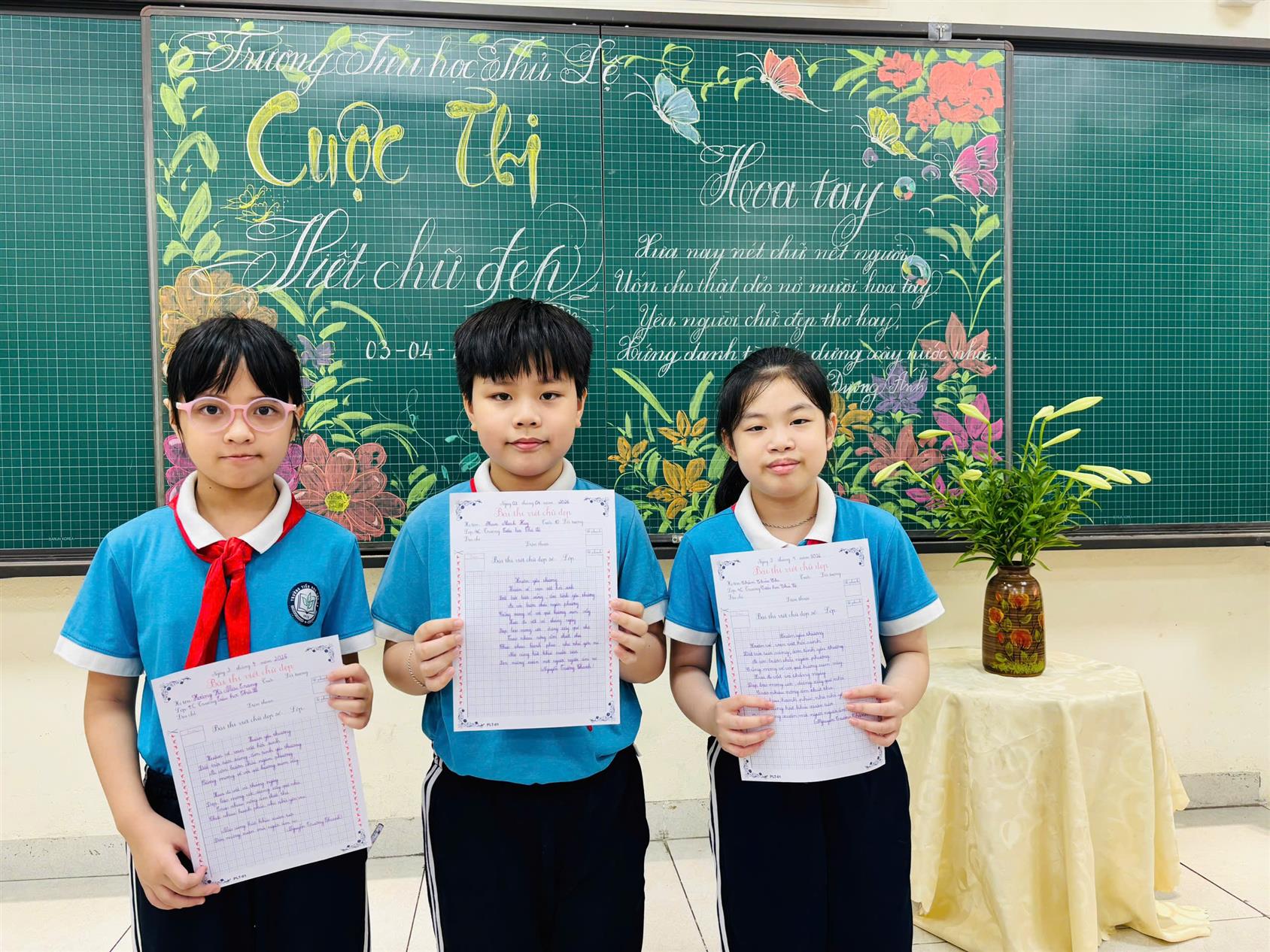 Học sinh lớp 4C trường Tiểu học Thủ Lệ tự tin, chinh phục cuộc thi viết chữ đẹp cấp trường.