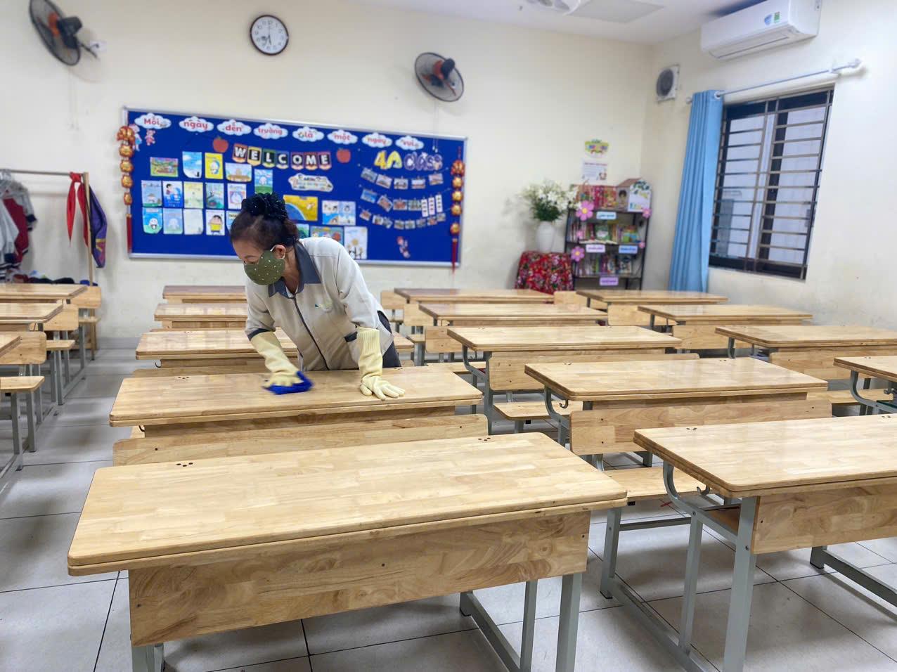 Trường TH Thủ Lệ tổng vệ sinh, khử khuẩn, phòng, chống dịch bệnh truyền nhiễm