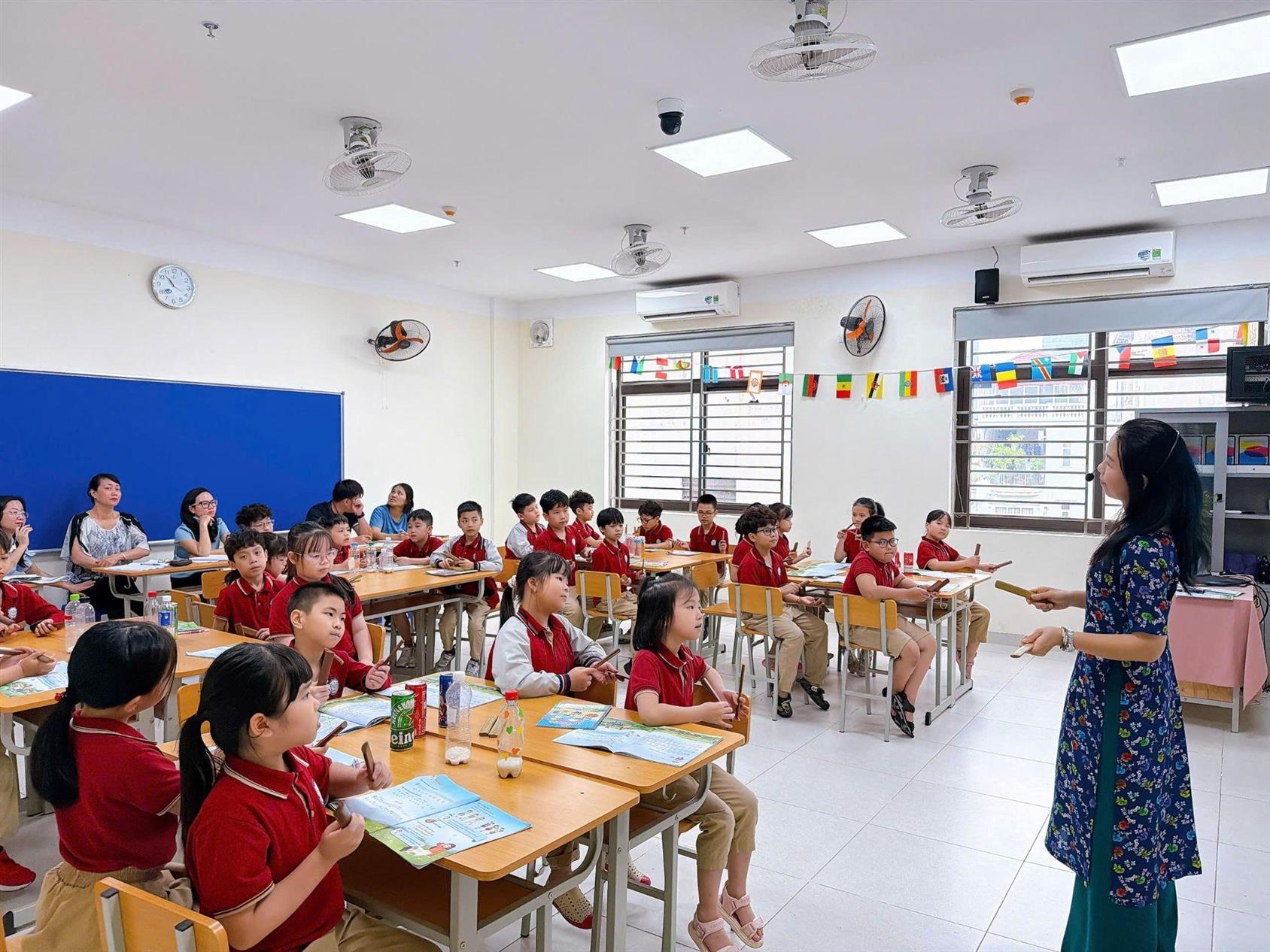 HỌC SINH LỚP 3C HÒA MÌNH VÀO GIAI ĐIỆU DÂN CA PHÁP QUA BÀI HÁT “CON CHIM NON” TRONG GIỜ HỌC ÂM NHẠC CÙNG CÔ GIÁO LAN PHƯƠNG