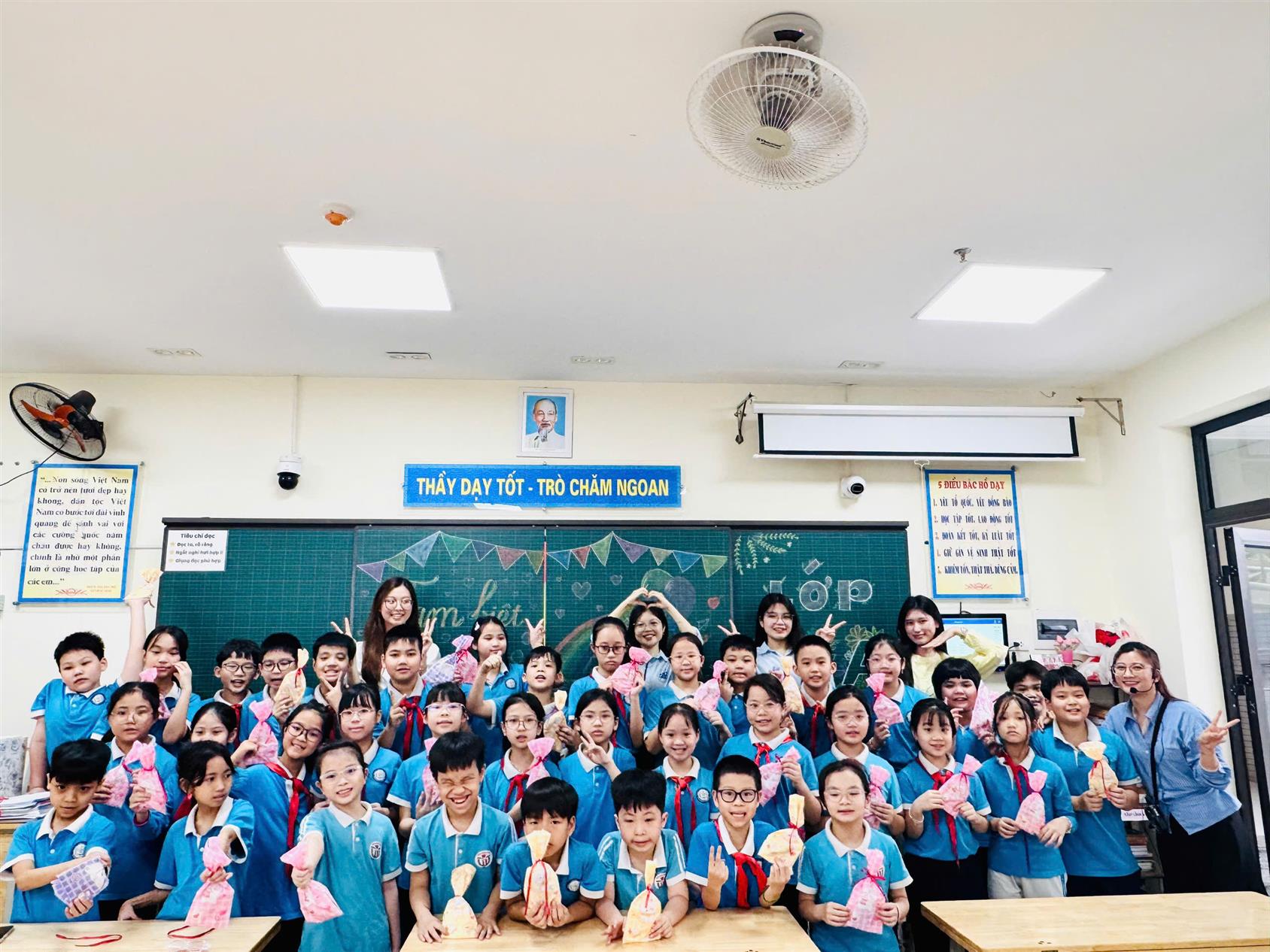 Những kỉ niệm đẹp của cô trò 4A trong đợt đón đoàn TTSP3