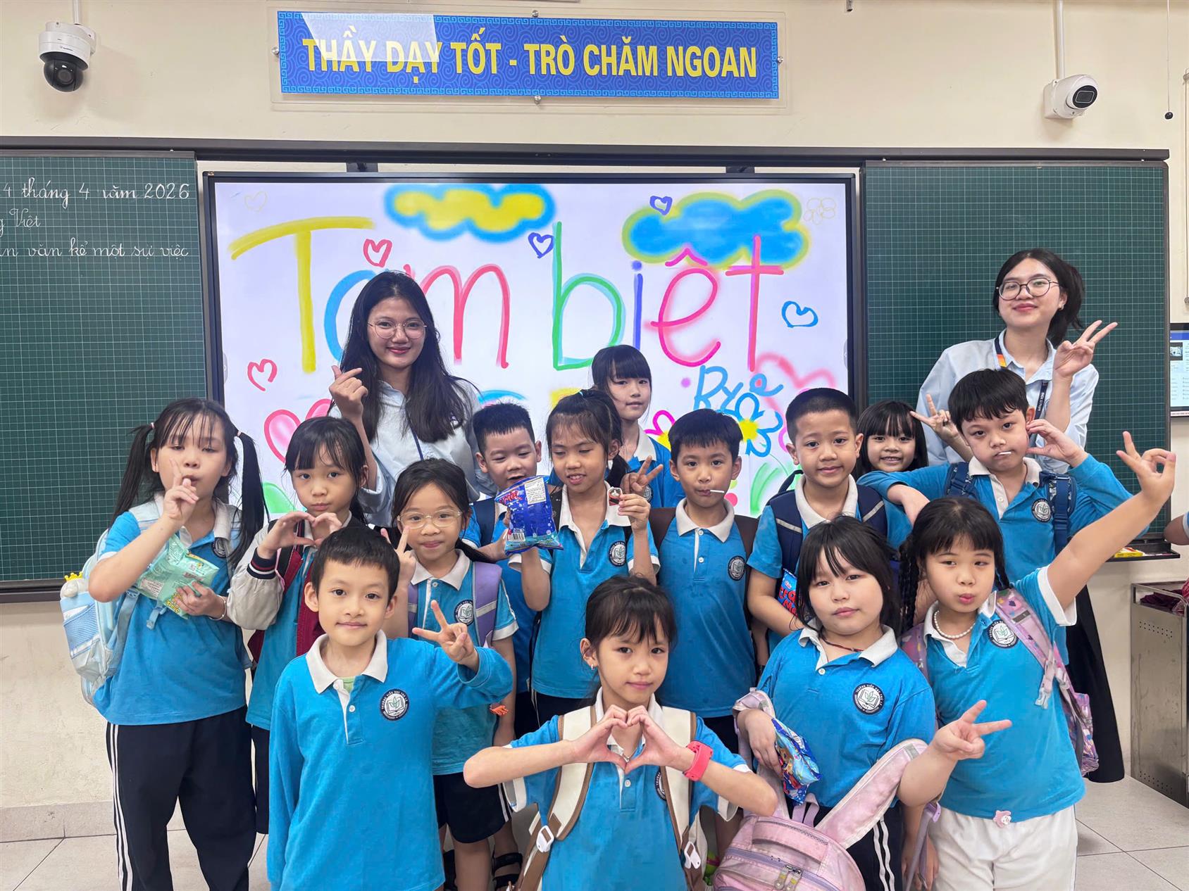 Học sinh lớp 2D bịn rịn chia tay các cô giáo sinh thực tập trường Đại học Thủ đô Hà Nội