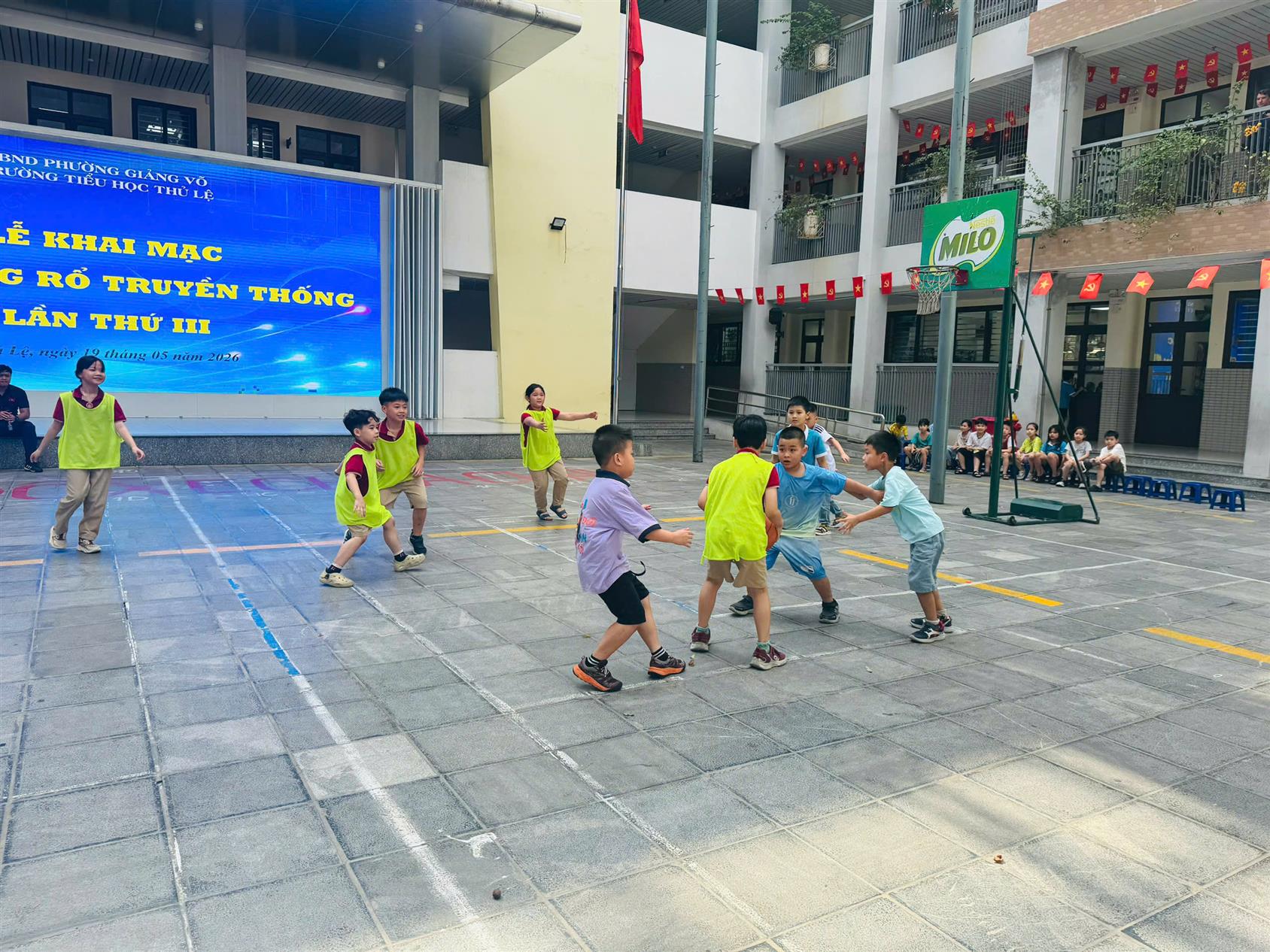 Lớp 2C hào hứng tham gia Giải bóng rổ truyền thống lần thứ III