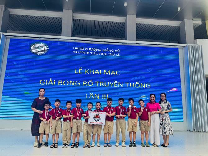Giải cờ Vua- Giải Bóng rổ truyền thống lần thứ III cấp trường năm học 2025-2026 Lớp 2A, Trường Tiểu học Thủ Lệ, Phường Giảng Võ, Thành phố Hà Nội, tỏa sáng tài năng.