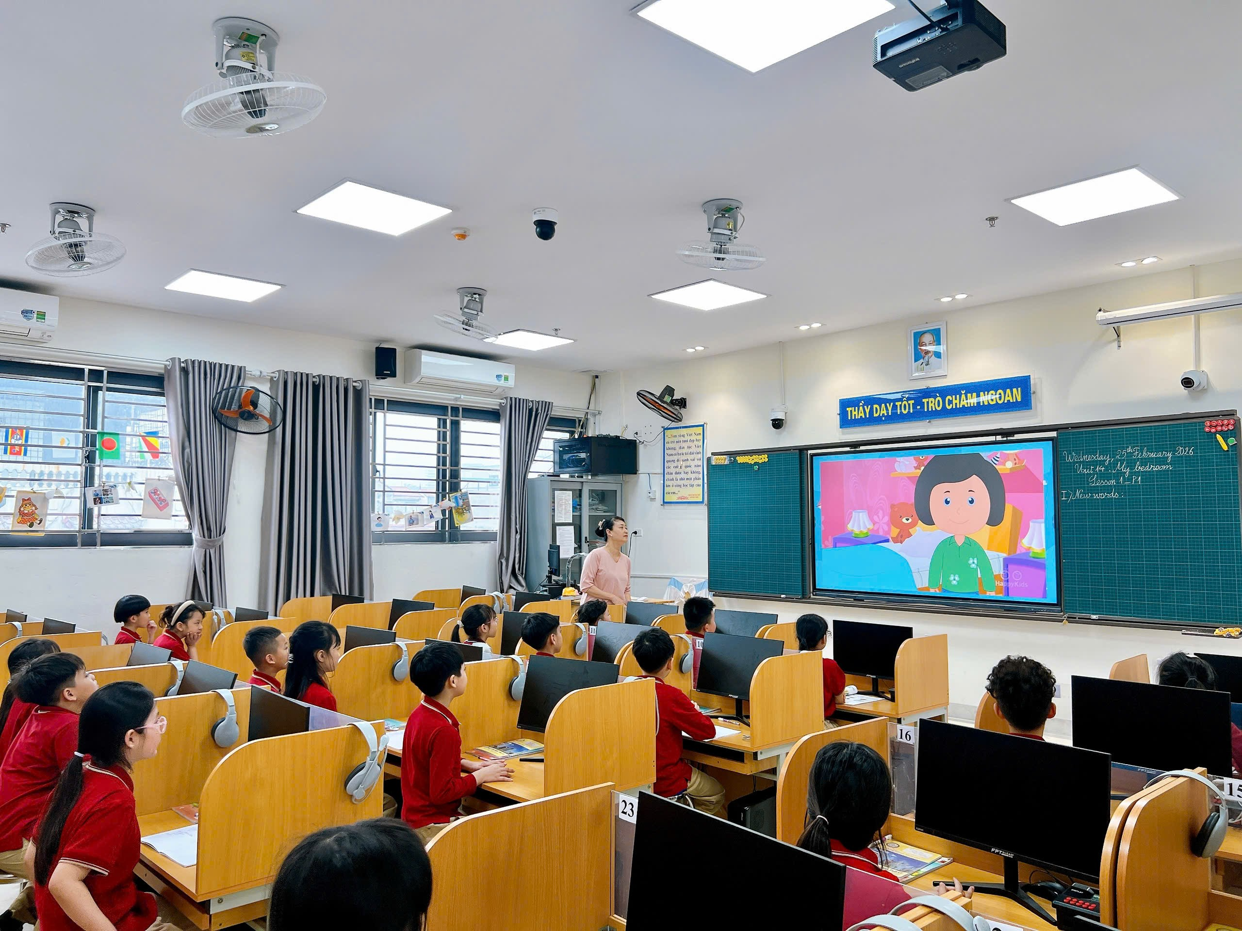 Ảnh có chứa trong nhà, văn bản, trang phục, Giáo dục

Nội dung do AI tạo ra có thể không chính xác.