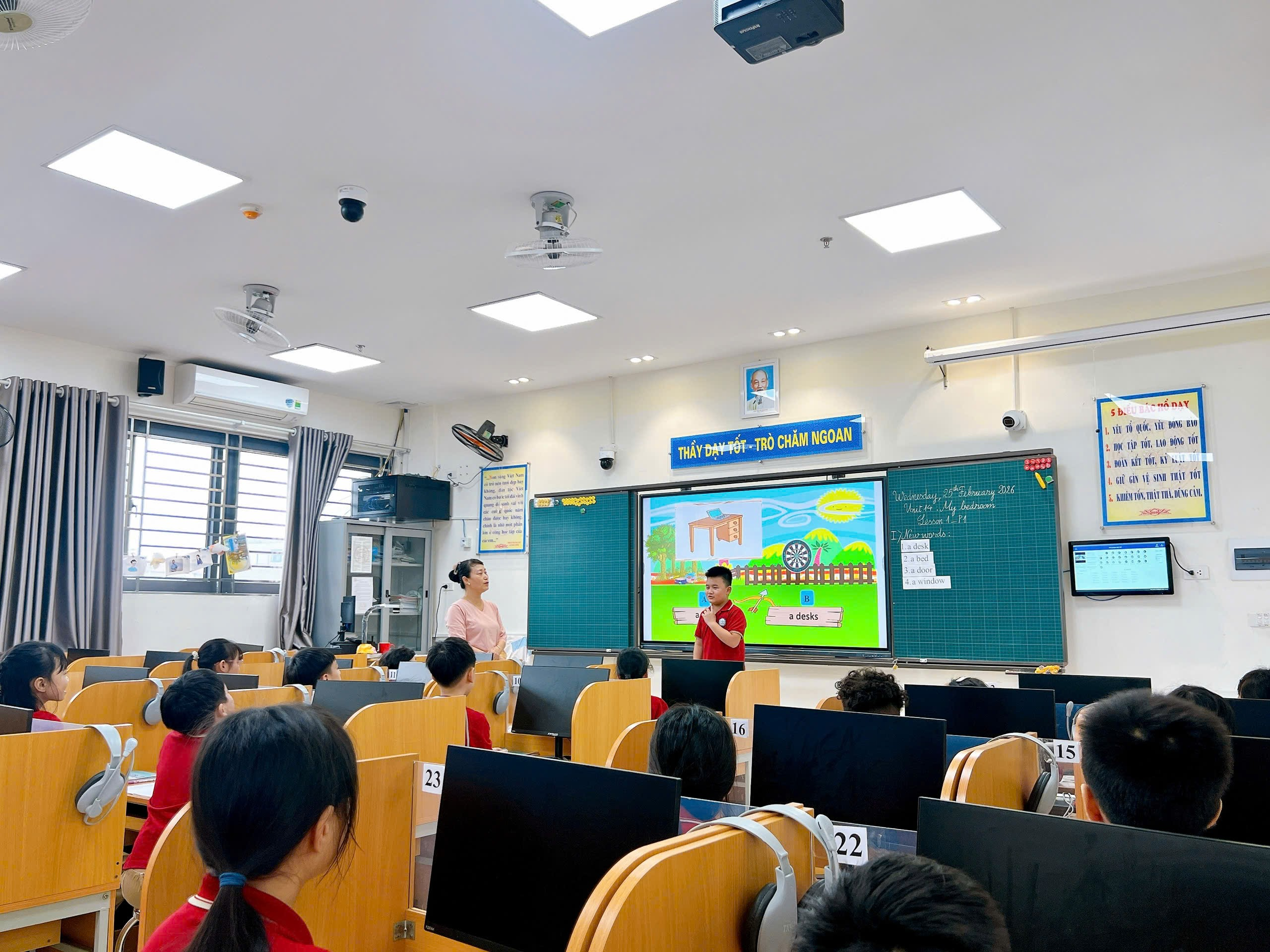 Ảnh có chứa văn bản, trong nhà, trang phục, tường

Nội dung do AI tạo ra có thể không chính xác.