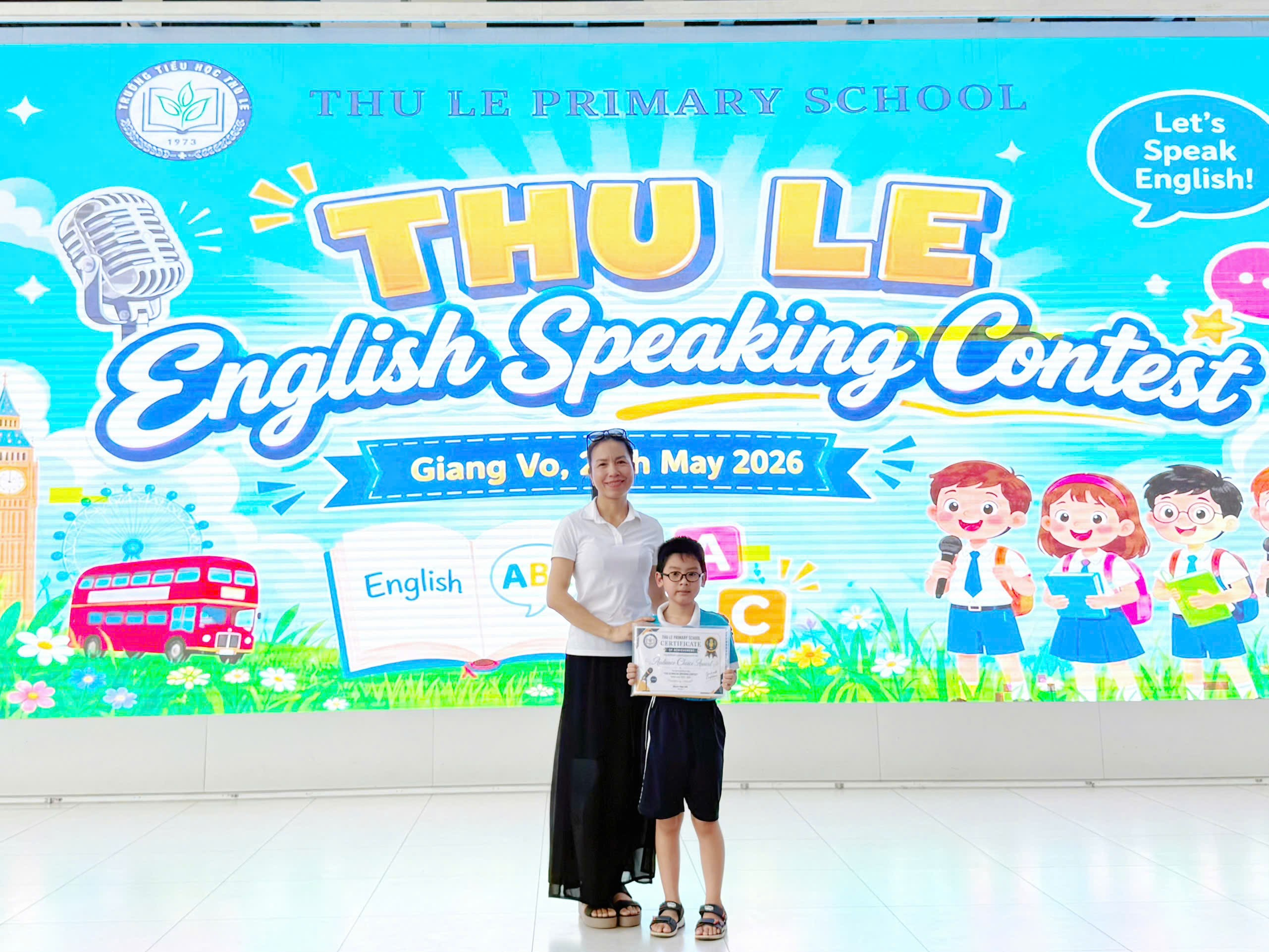 Ảnh có chứa văn bản, trang phục, giày dép, người

Nội dung do AI tạo ra có thể không chính xác.